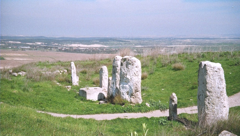 Standing stones at Gezer - Stone steles (×”× ×™××•×œ×™×ª×™)