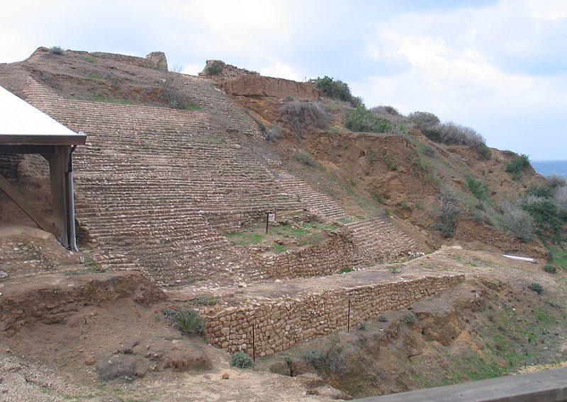 Canaanite city gate and glacis at Ashkelon (Bukvoed)