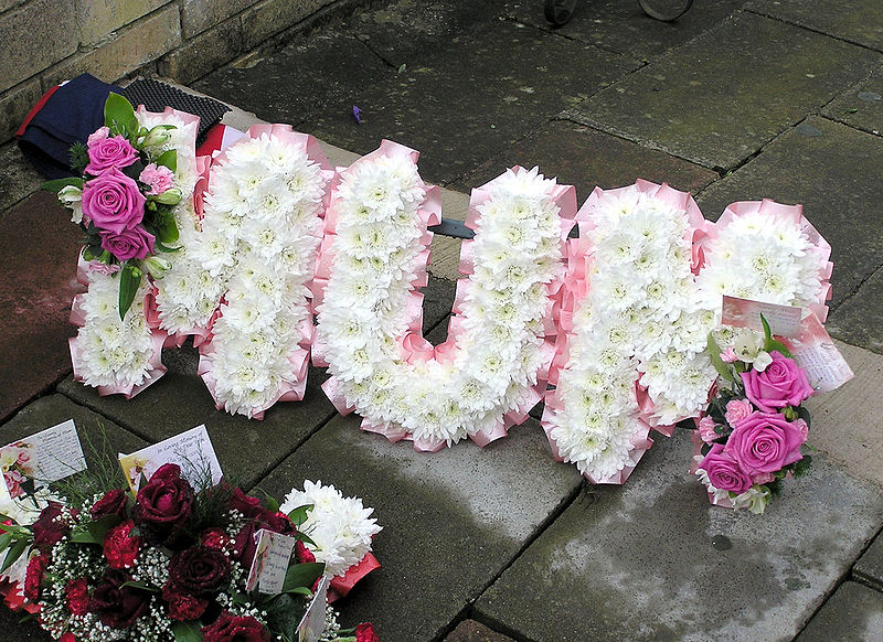 A name tribute at a funeral in Haycombe Cemetery, Bath, England (Adrian Pingstone - Public Domain)